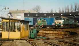 Lokomotywy ST44-895 i SM42-365 czekają na pracę na wachlarzu zajączkowskiej...